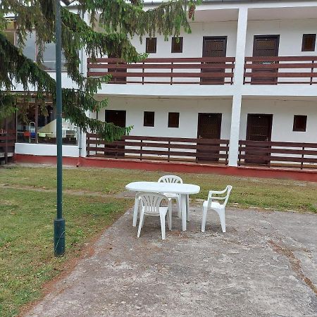 Beach Club Panzio Es Camping Aparthotel Zamárdi Exterior foto