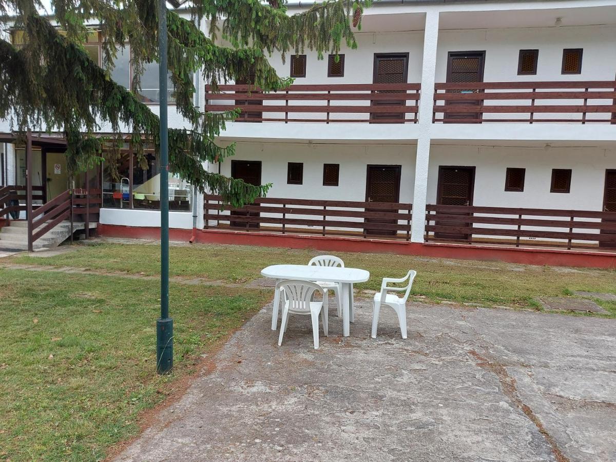 Beach Club Panzio Es Camping Aparthotel Zamárdi Exterior foto