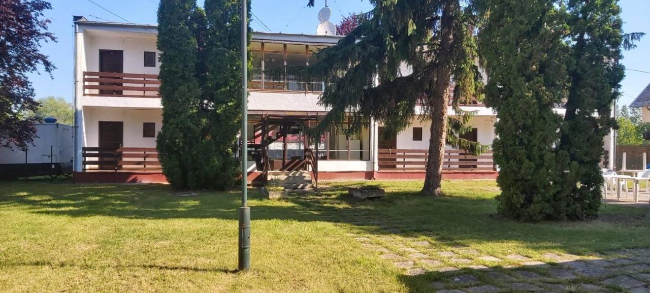 Beach Club Panzio Es Camping Aparthotel Zamárdi Exterior foto